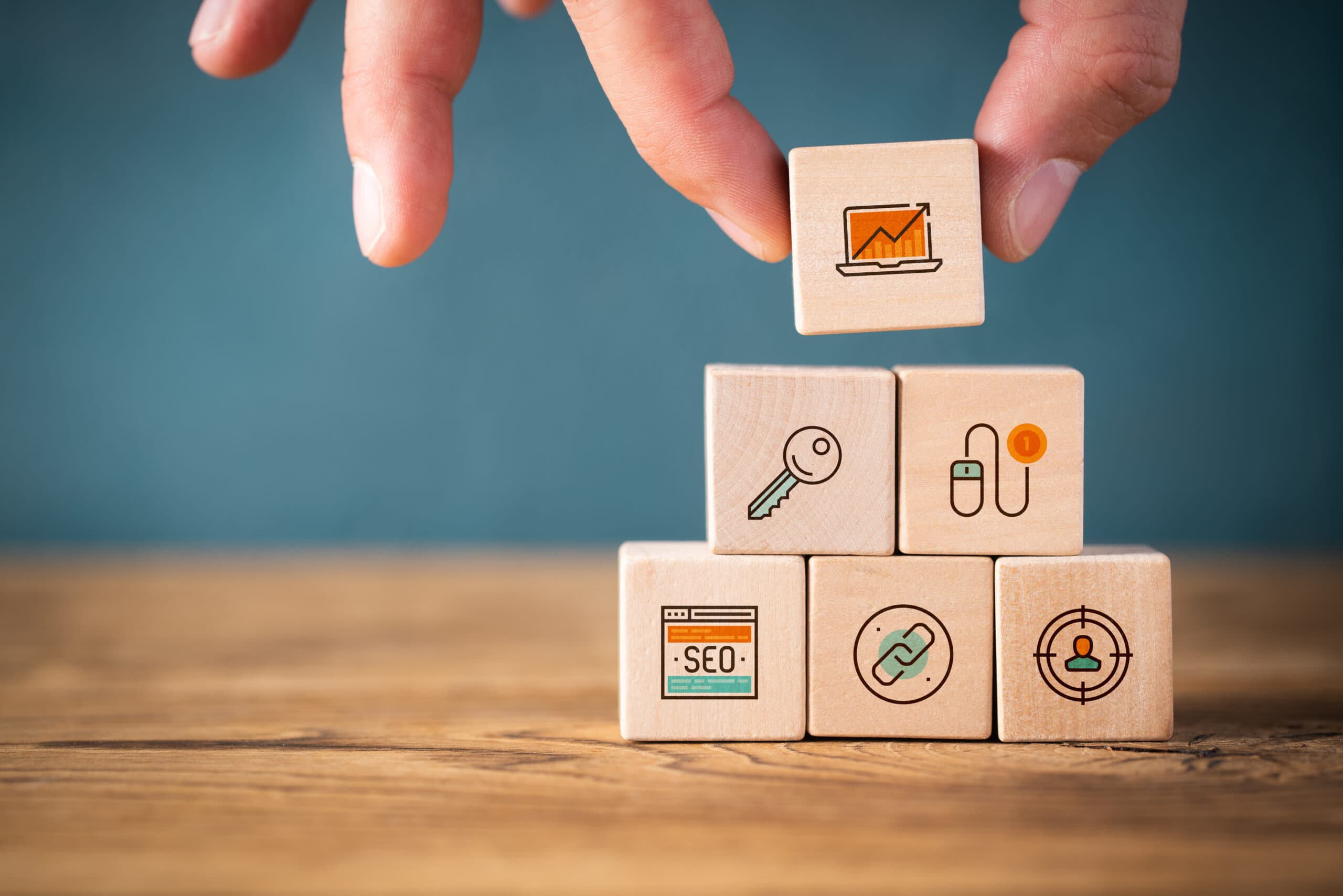 Peças quadradas com desenhos que representam serviços de marketing.