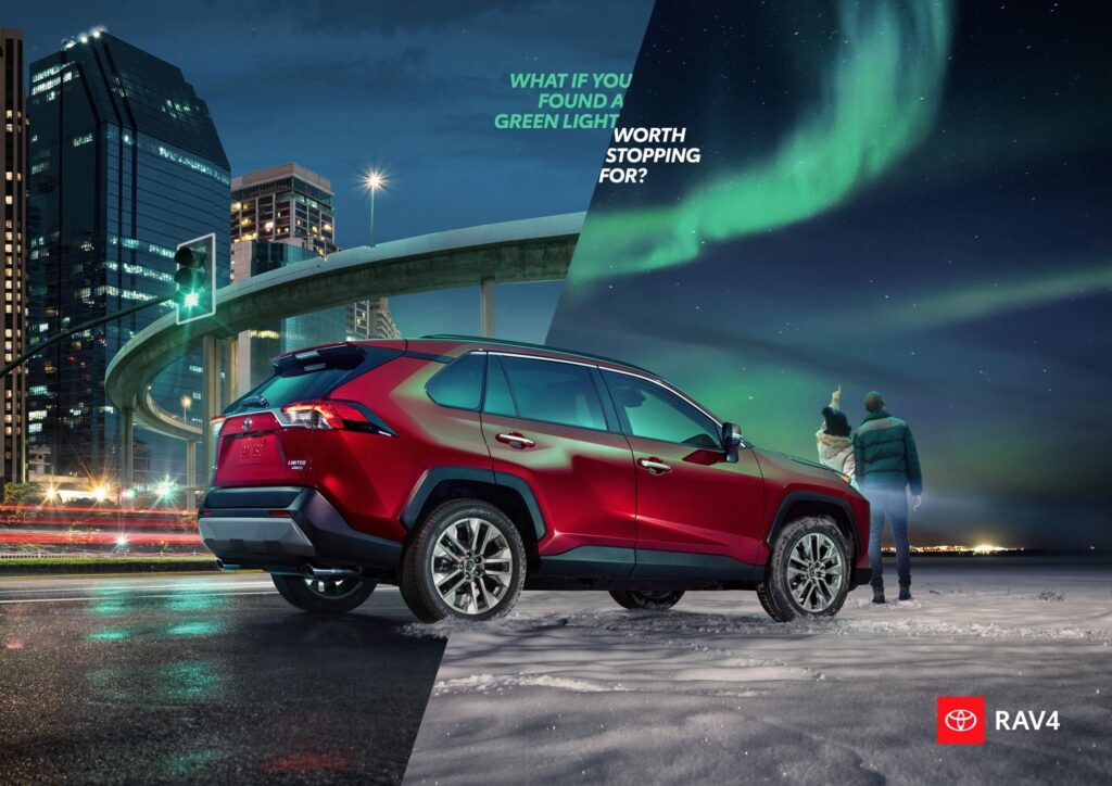 Imagem presente no texto "Criatividade também é estratégia", da Diversa Studio, para representar o contraste na comunicação. Nesta peça, podemos ver um carro da Toyota no centro. No cenário, metade do carro se encontra na cidade, próximo a um semáforo. A outra metade se encontra na natureza, com duas pessoas assistindo a uma aurora boreal. No texto, temos o seguinte: "What if you found a green light worth stopping for?"